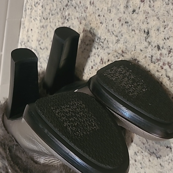 WOMENS MICHAEL KORS GUNMETAL SILVER CARLIE FUR BOOTS SIZE 8.5 - Picture 8 of 9